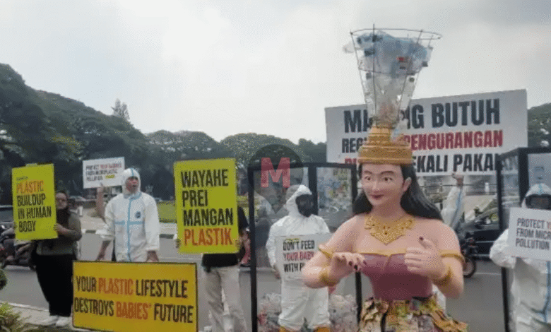 Aksi Demo Ecoton untuk menyuarakan soal ancaman terhadap mikroplastik
